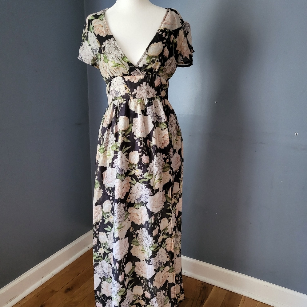 Lumie Long Floral Dress Size Small NWT